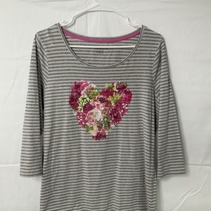 3/4 length Ladies XL Shirt with Heart Design grey stripe background